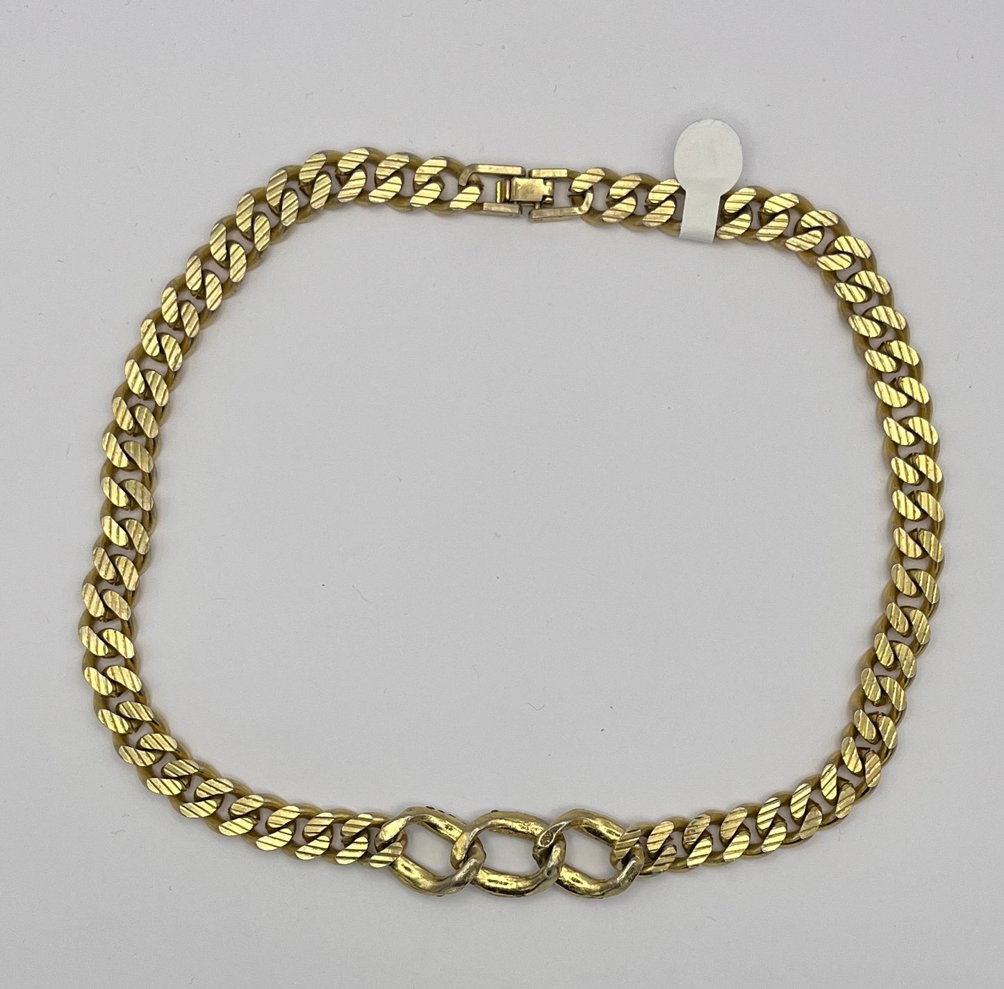 Goldfarbene Gliederkette mit Glitzersteinchen