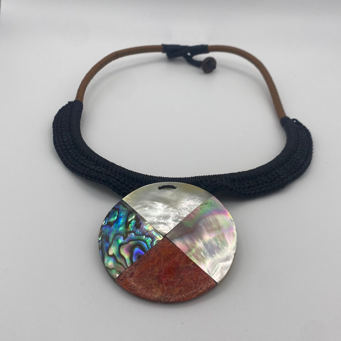 Kette mit Perlmutt-Amulett