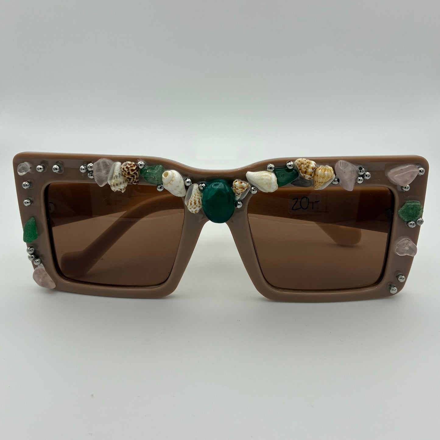 Handverzierte Sonnenbrille mit Muscheln, Perlen und Edelsteinen