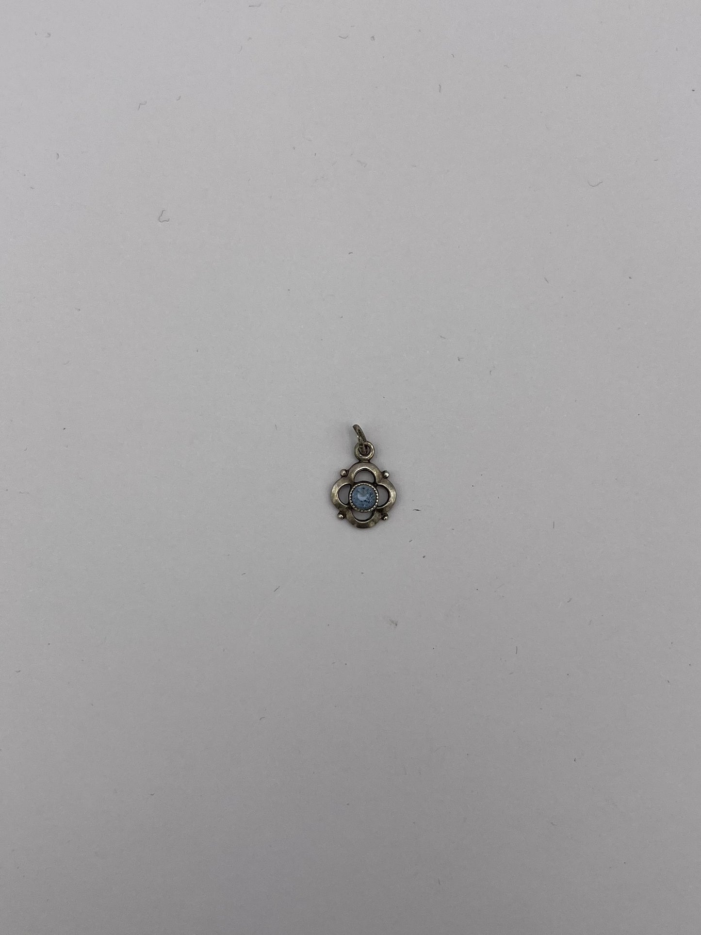 Kleiner silberner Anhänger mit blauem Stein