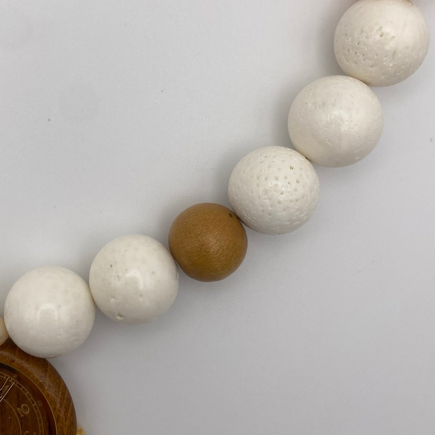 Handgemachtes Collier mit Uhr, natürlicher Koralle und recycelten Vintageperlen