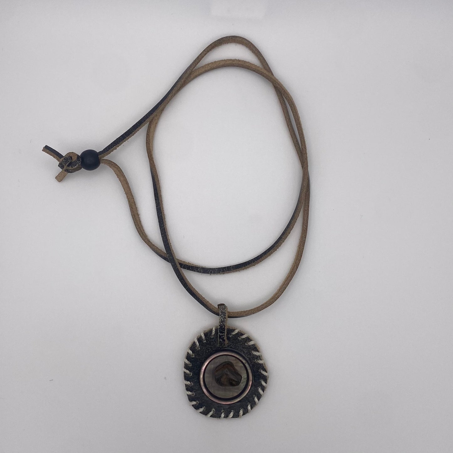 Handgemachtes Lederamulett