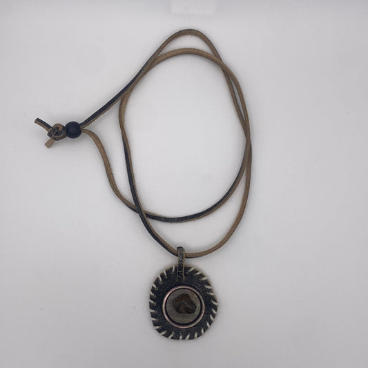 Handgemachtes Lederamulett