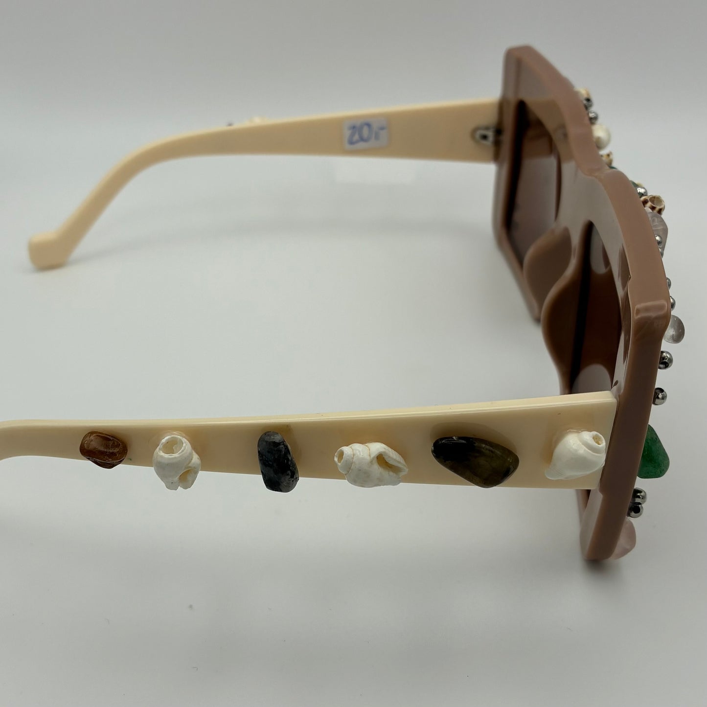 Handverzierte Sonnenbrille mit Muscheln, Perlen und Edelsteinen