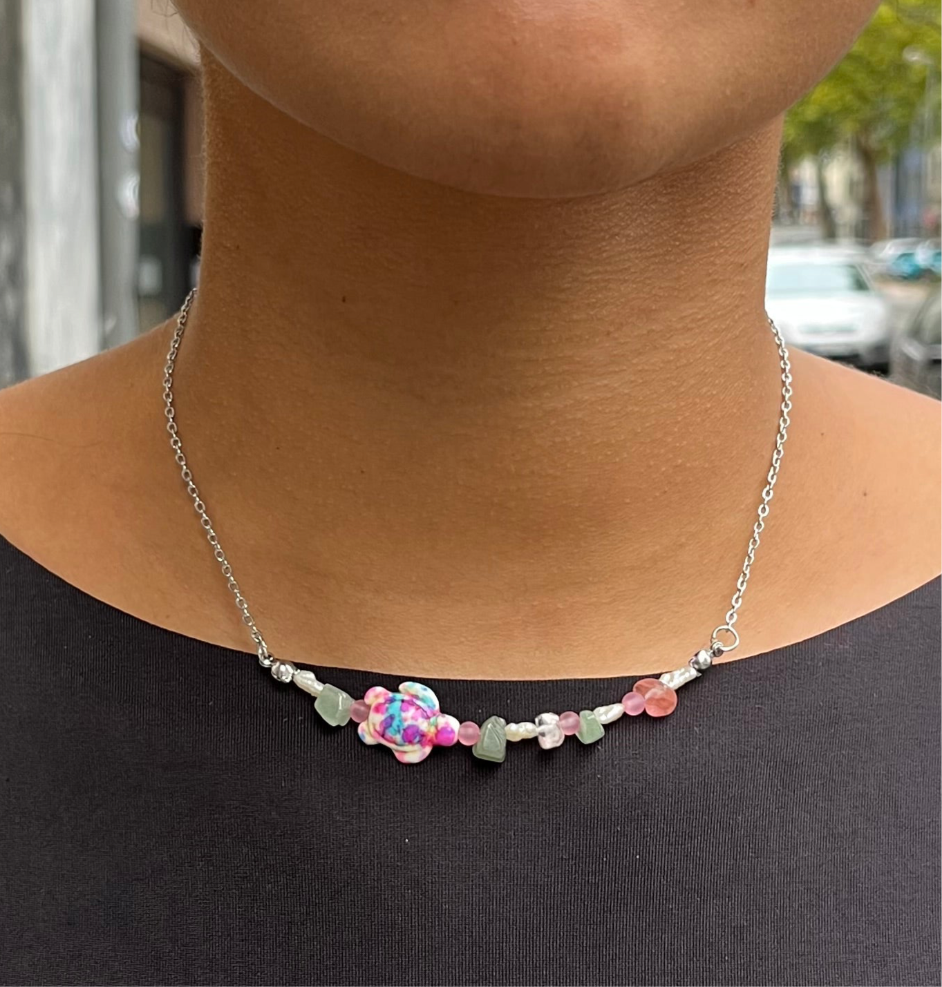 Bunte Kette mit Schildkröte und Edelsteinen