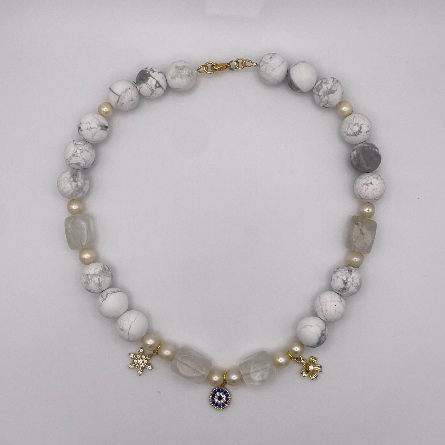 Handgemachte Halskette mit Howlith, Bergkristall, Perlen und recycelten Charms