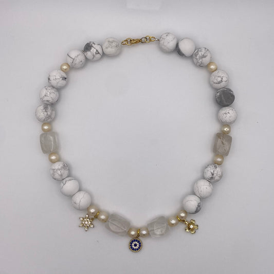 Handgemachte Halskette mit Howlith, Bergkristall, Perlen und recycelten Charms
