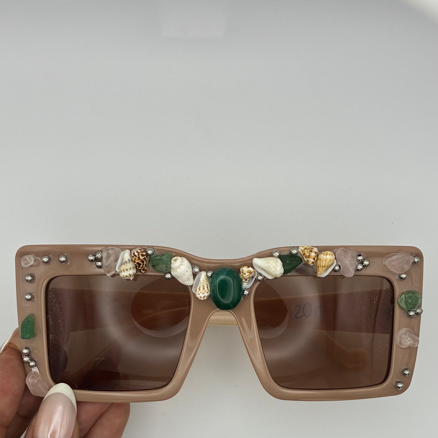 Handverzierte Sonnenbrille mit Muscheln, Perlen und Edelsteinen