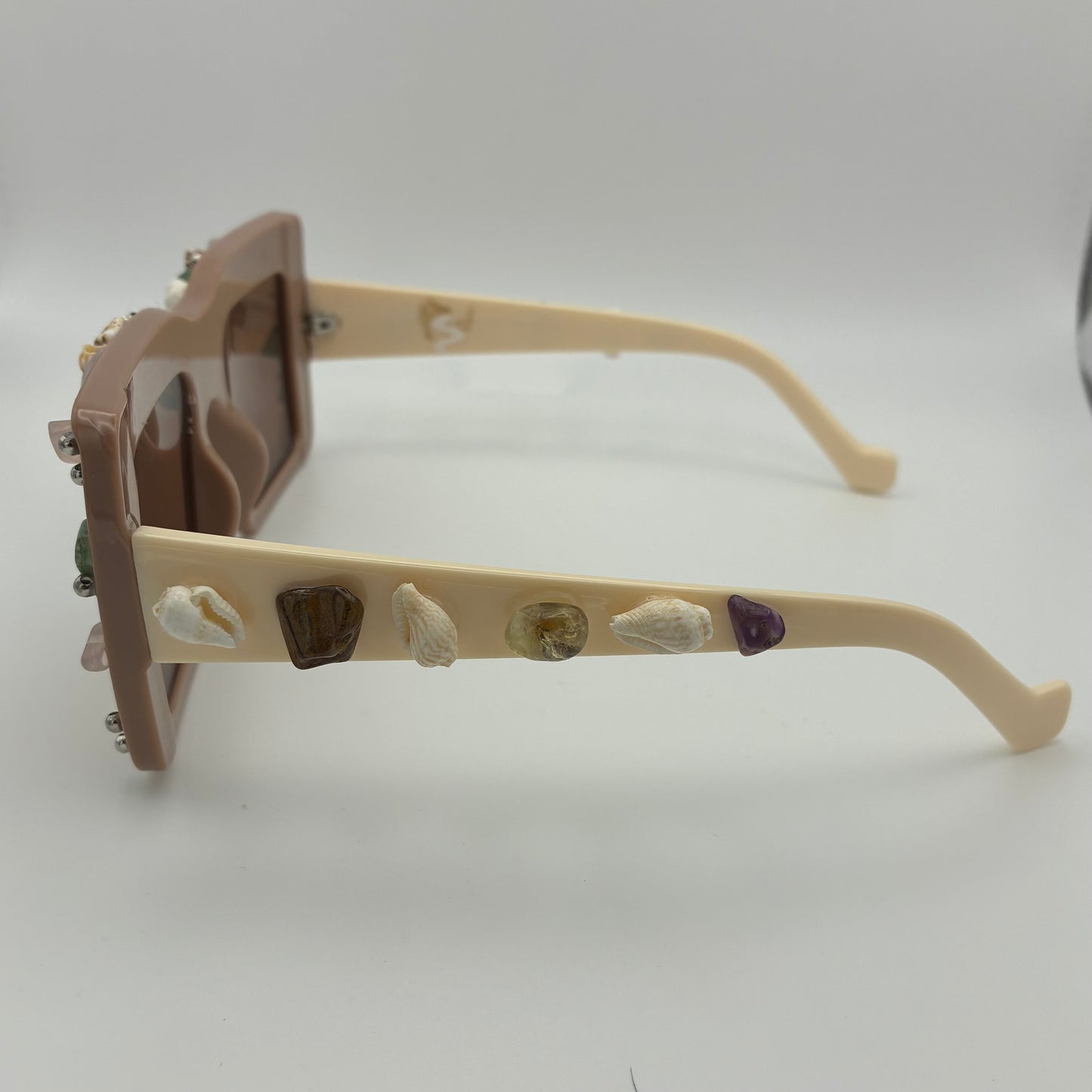 Handverzierte Sonnenbrille mit Muscheln, Perlen und Edelsteinen