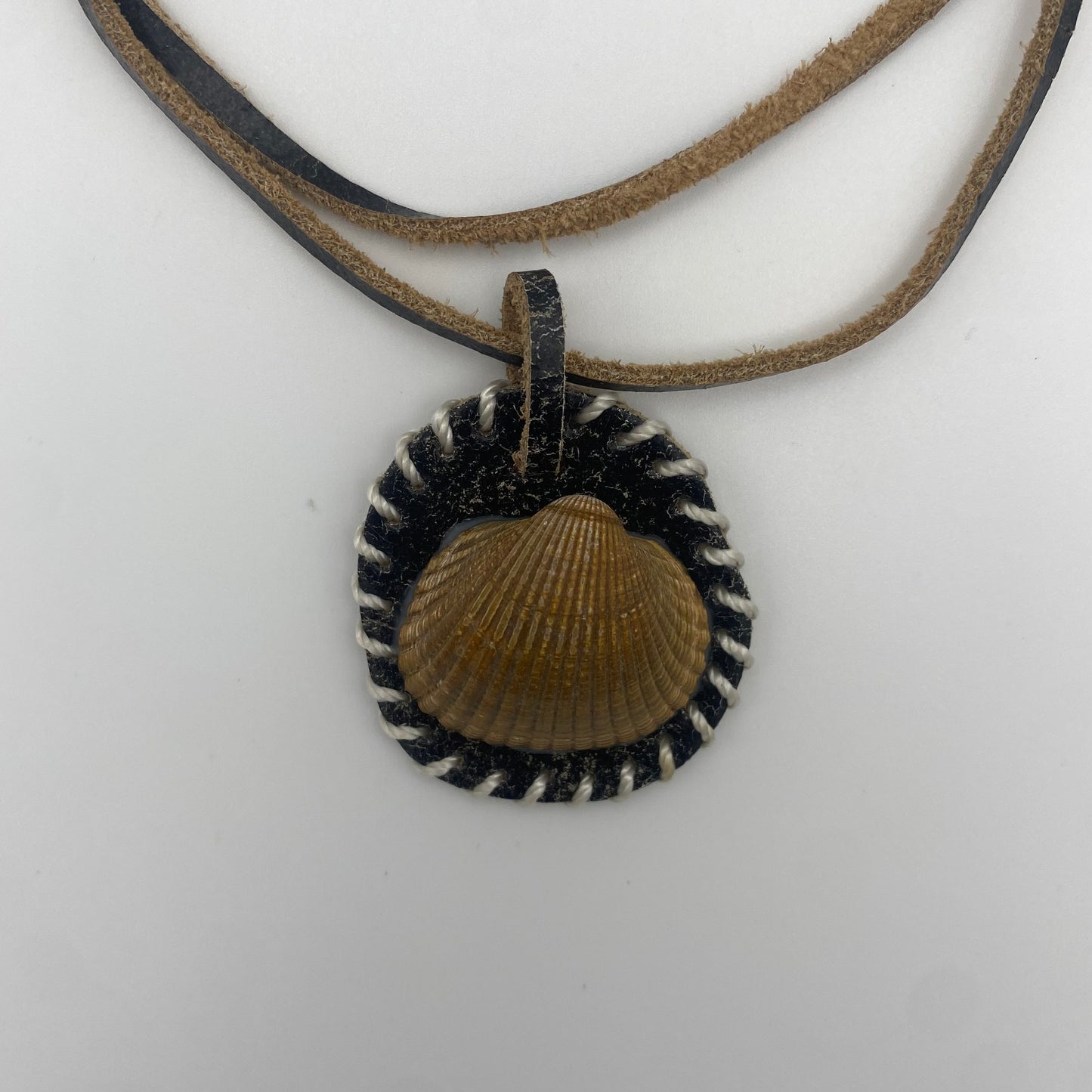 Handgemachtes Lederamulett