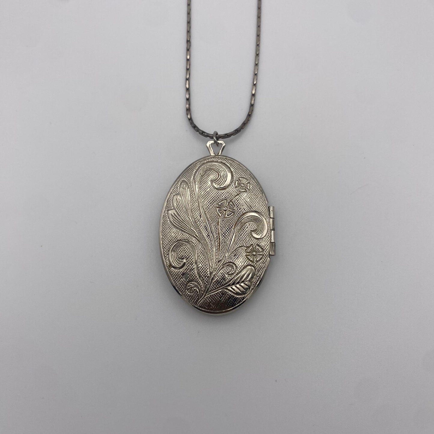 Lange silberne Halskette mit Medaillon