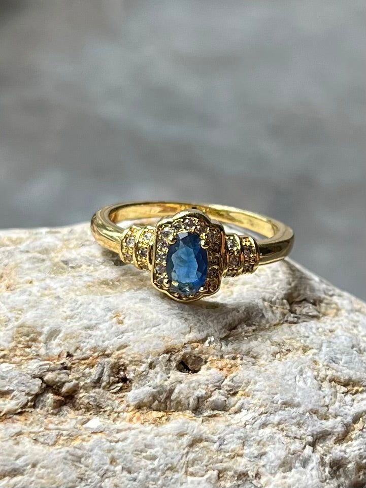 Ring mit blauem Stein