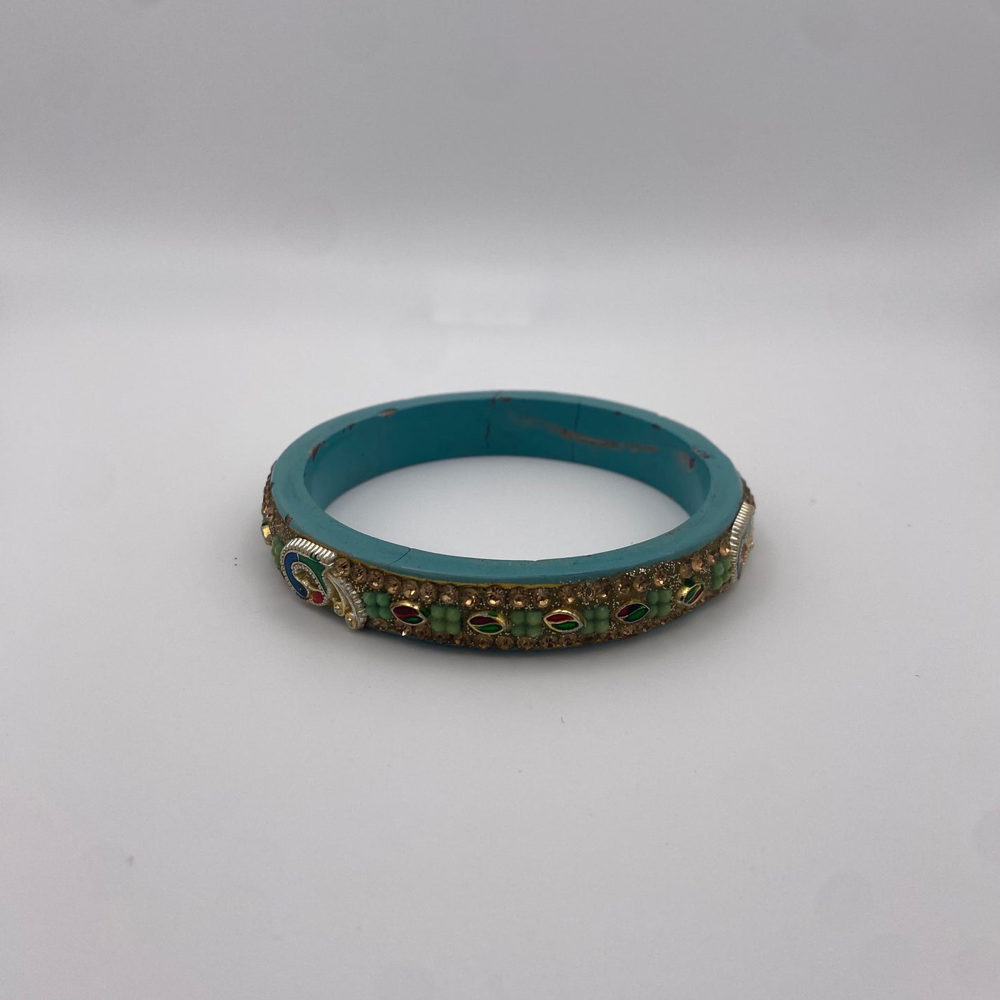 Traditioneller Armreif mit Pfauenmotiv und Steinchen