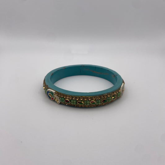 Traditioneller Armreif mit Pfauenmotiv und Steinchen