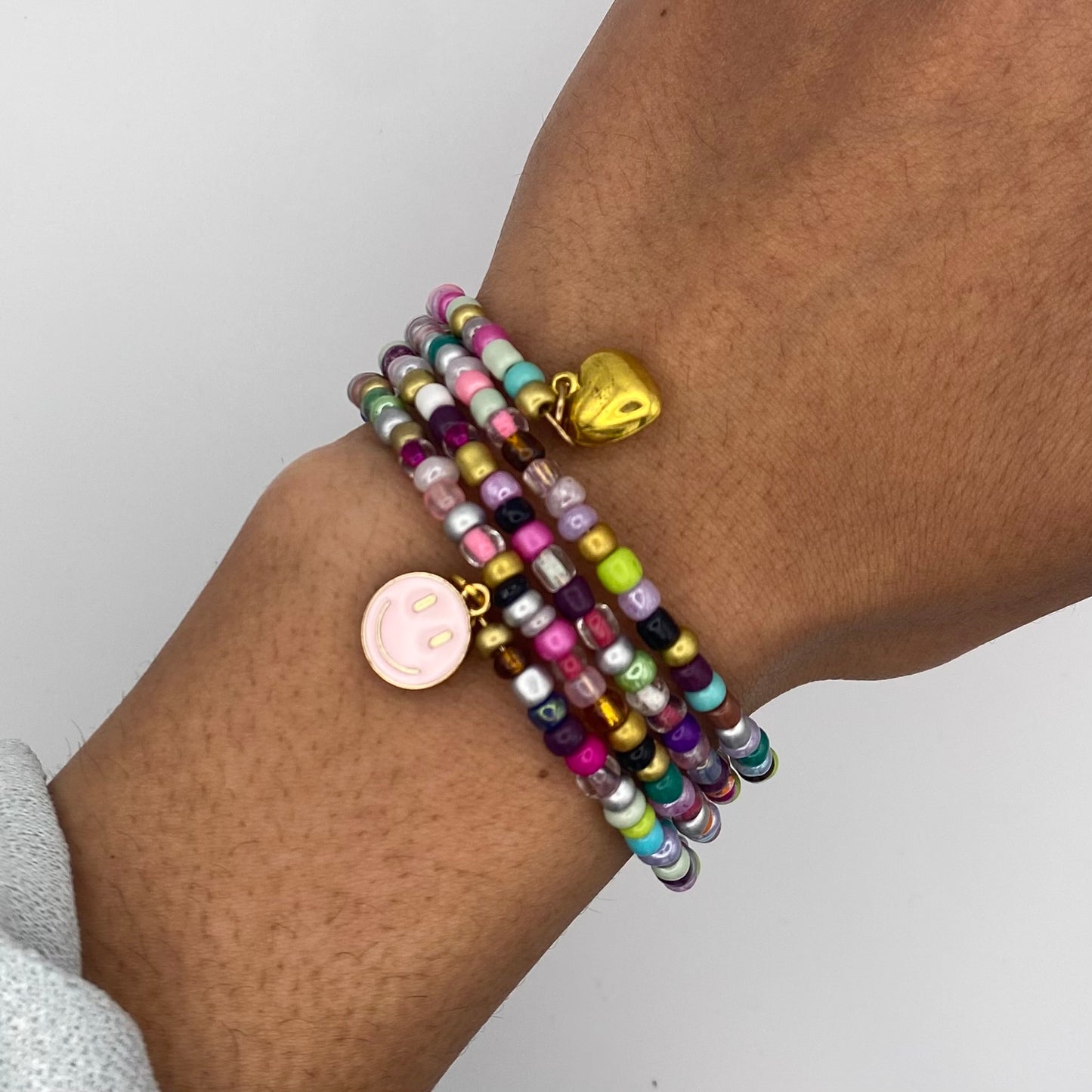 Bunter Spiralarmreif mit rosa Smiley