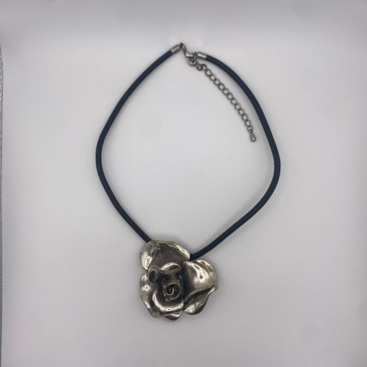 Kette mit Rosenanhänger