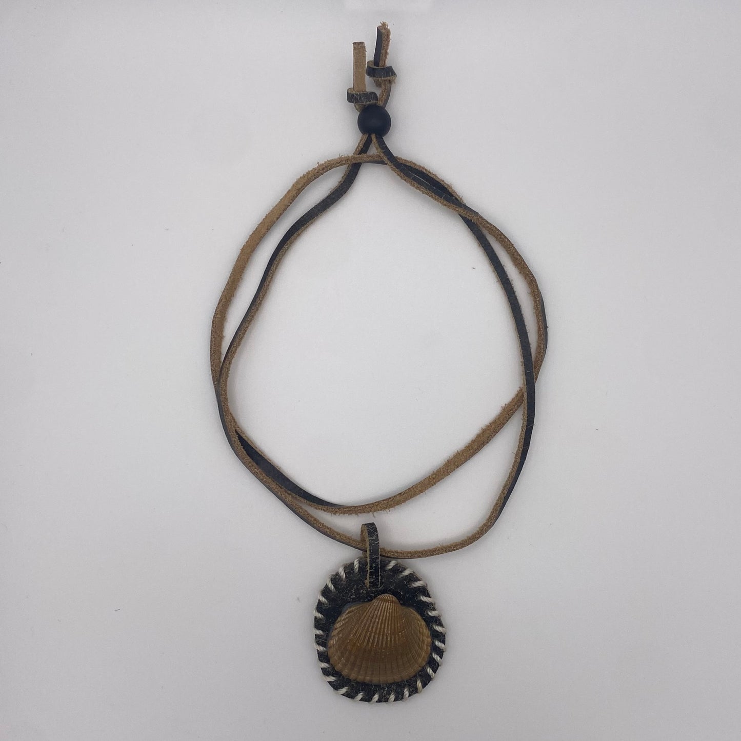 Handgemachtes Lederamulett