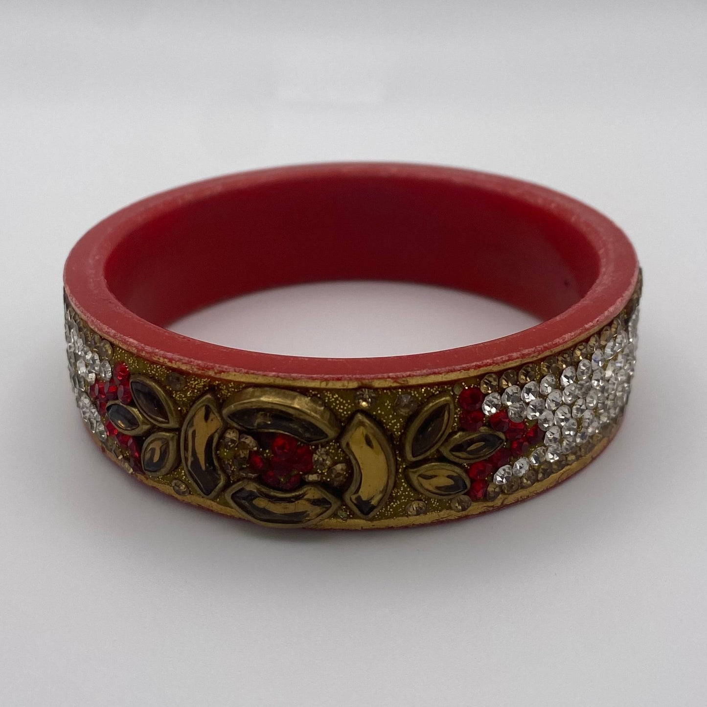 Armreif mit glitzernden und goldenen Verzierungen