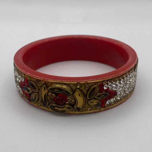 Indischer Armreif mit glitzernden und goldenen Verzierungen