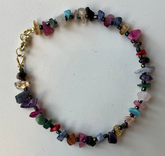 Handgemachtes Armband mit verschiedenen Halbedelsteinen