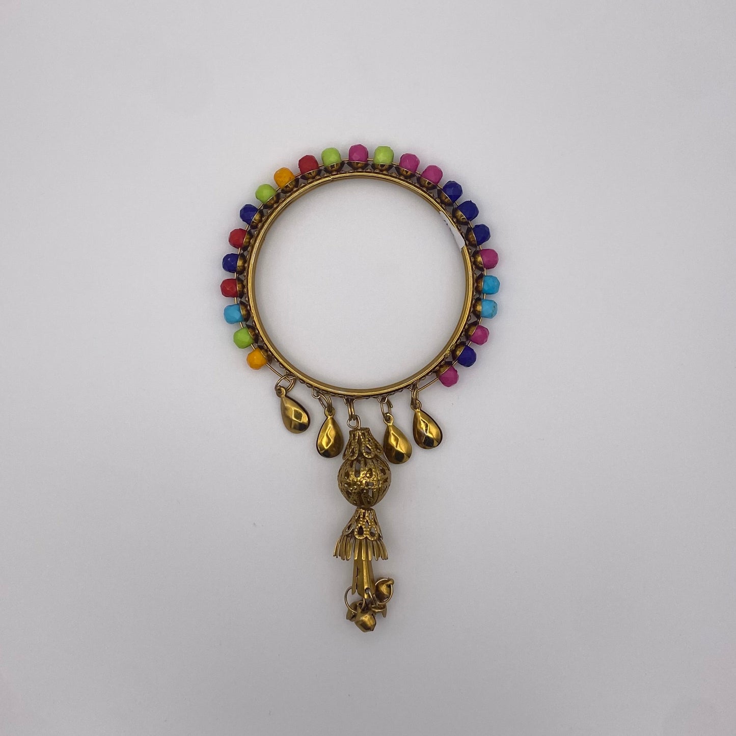Bunt verzierter indischer Armreif mit hängendem Schmuck
