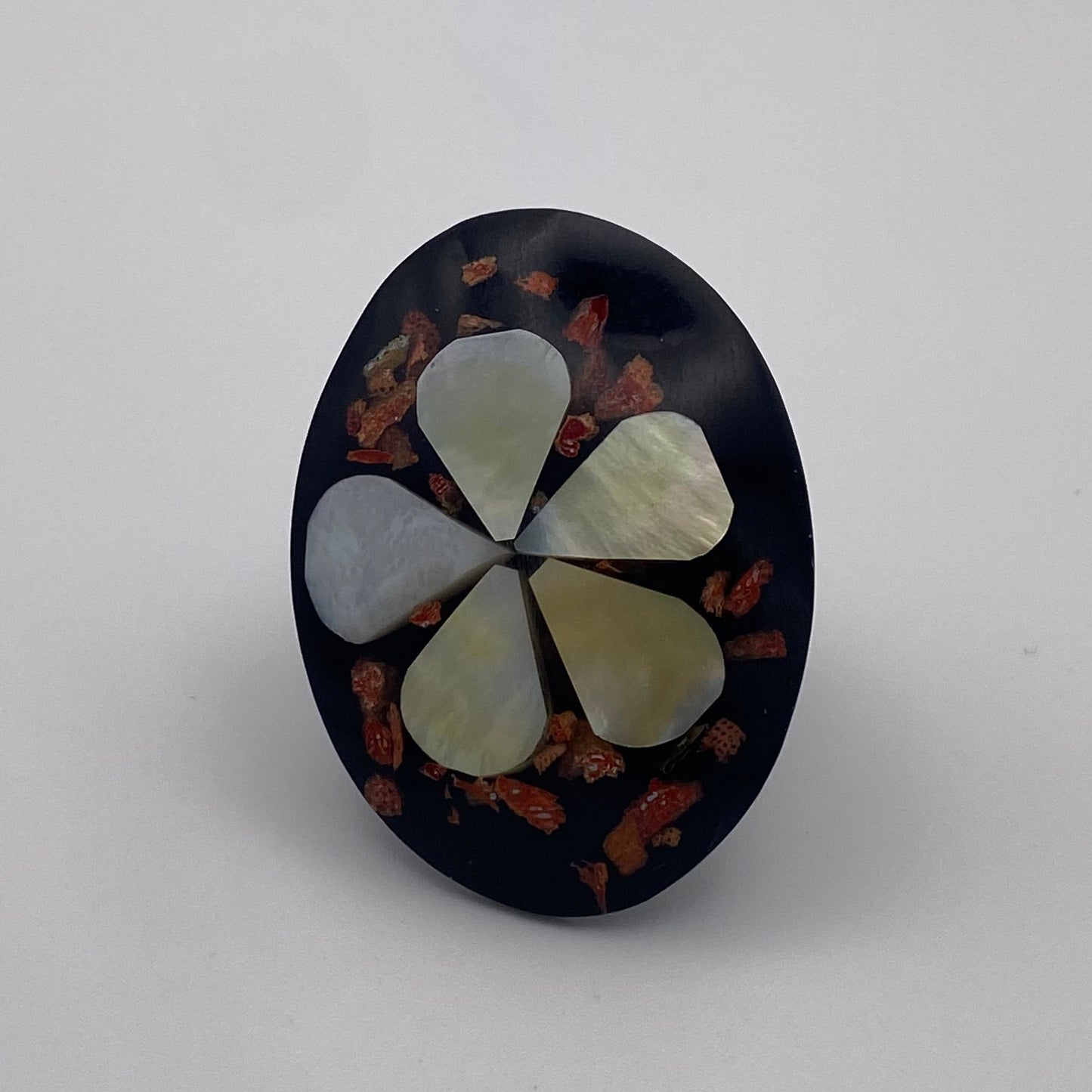 Statement-Ring aus dunklem Holz