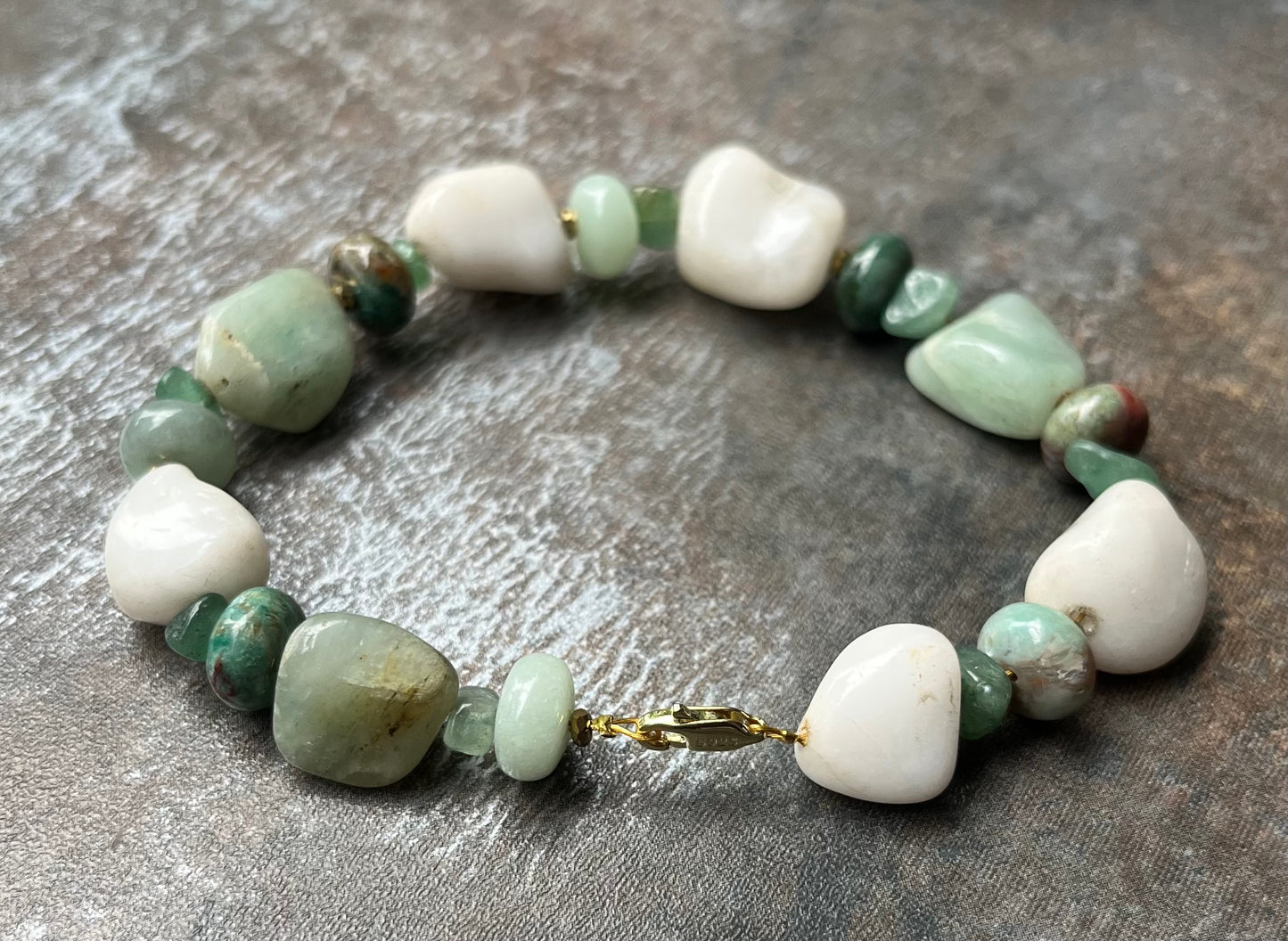 Handmade Armband aus verschiedenen Steinen