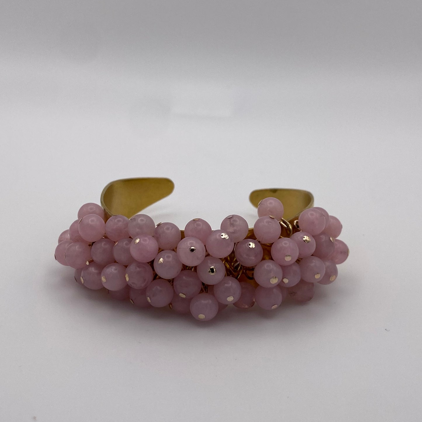 Armreif mit rosa Perlen