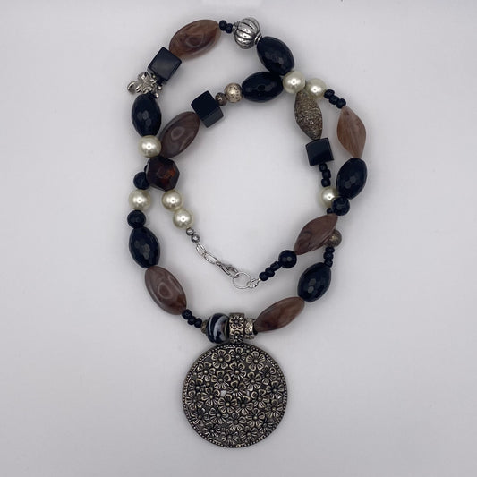 Handgemachte Kette mit Blumenanhänger