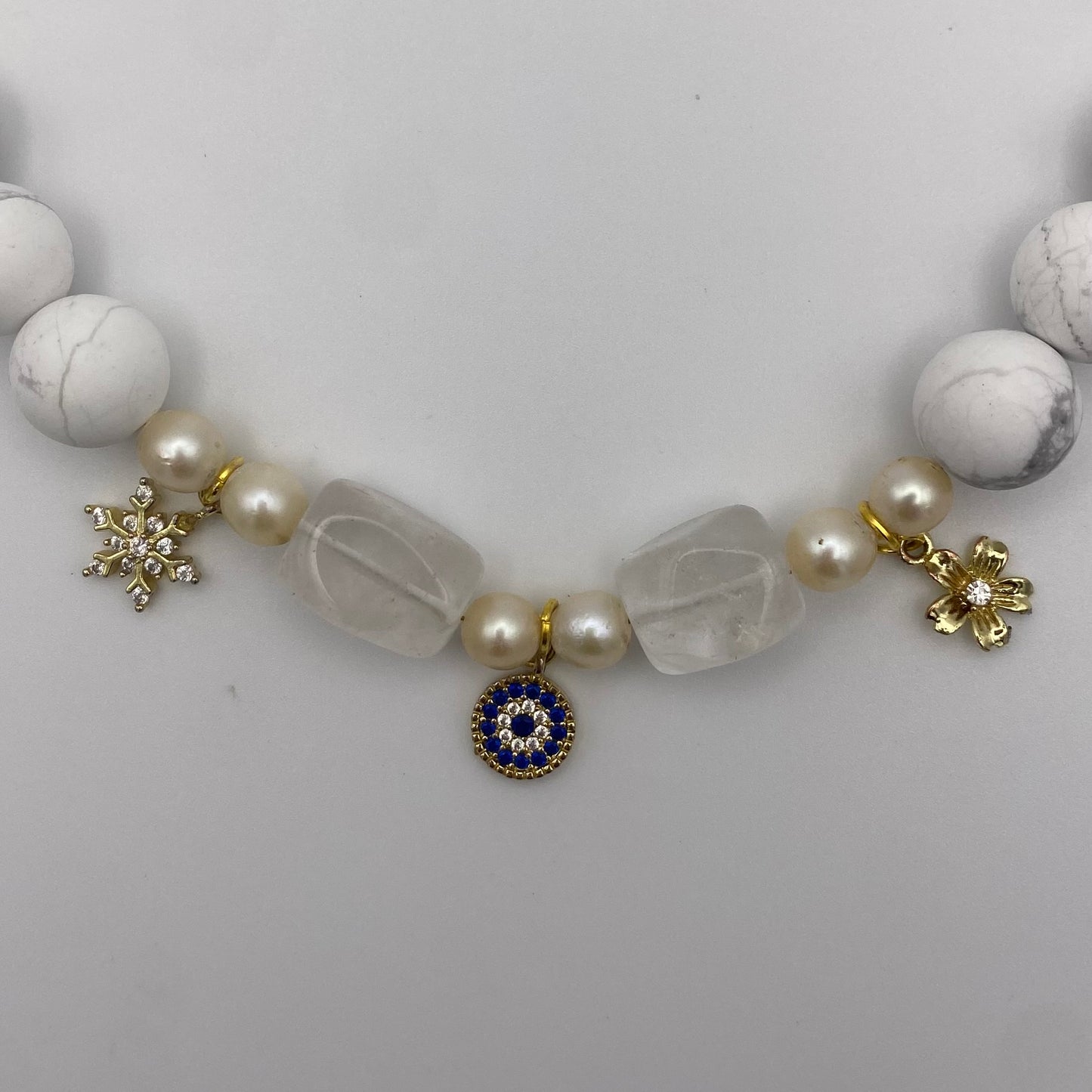 Handgemachte Halskette mit Howlith, Bergkristall, Perlen und recycelten Charms