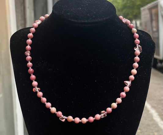 Handgemachte Kette mit Rhodonitperlen und Karneol