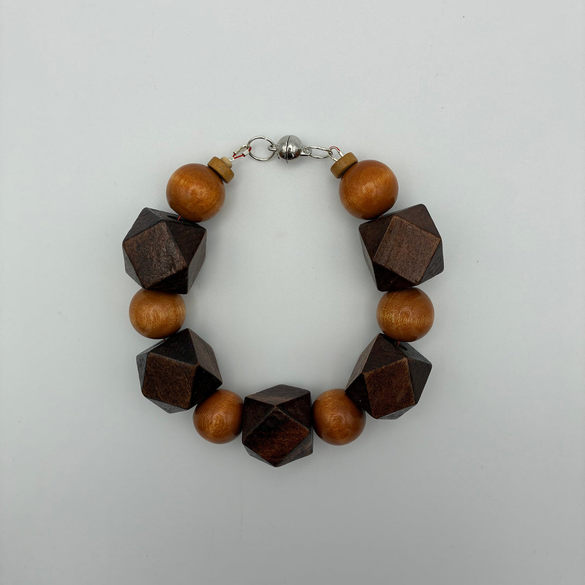 Handgemachtes Armband aus Holzperlen