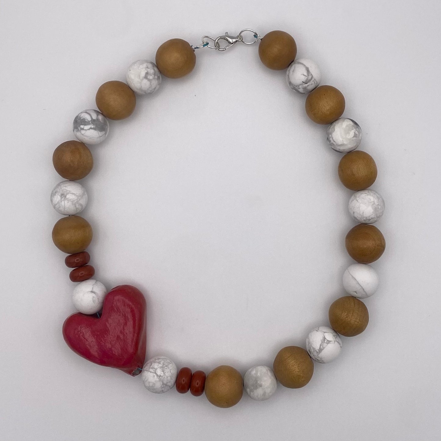 Handgemachte Kette mit Holzperlen, und handgeformten Charm