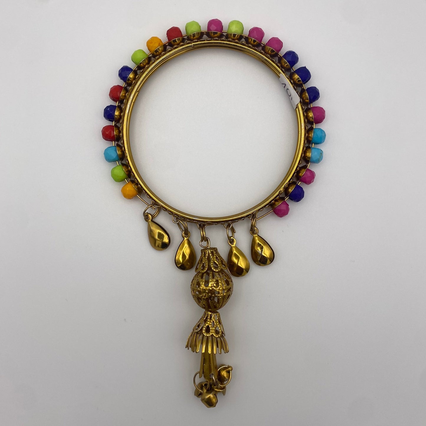 Bunt verzierter indischer Armreif mit hängendem Schmuck
