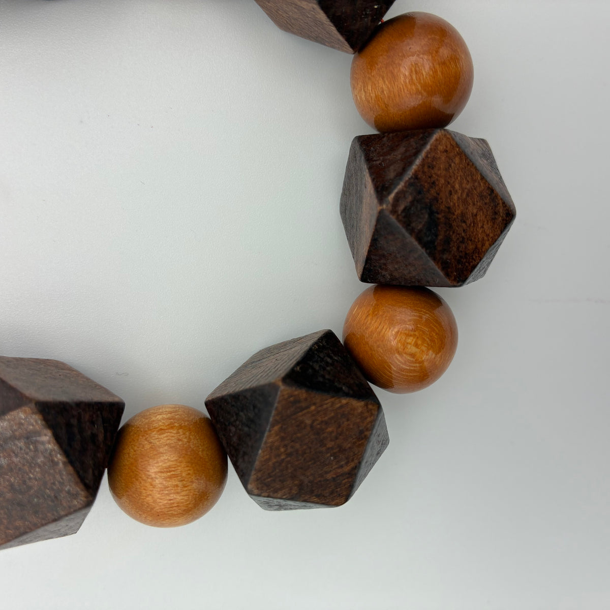 Handgemachtes Armband aus Holzperlen