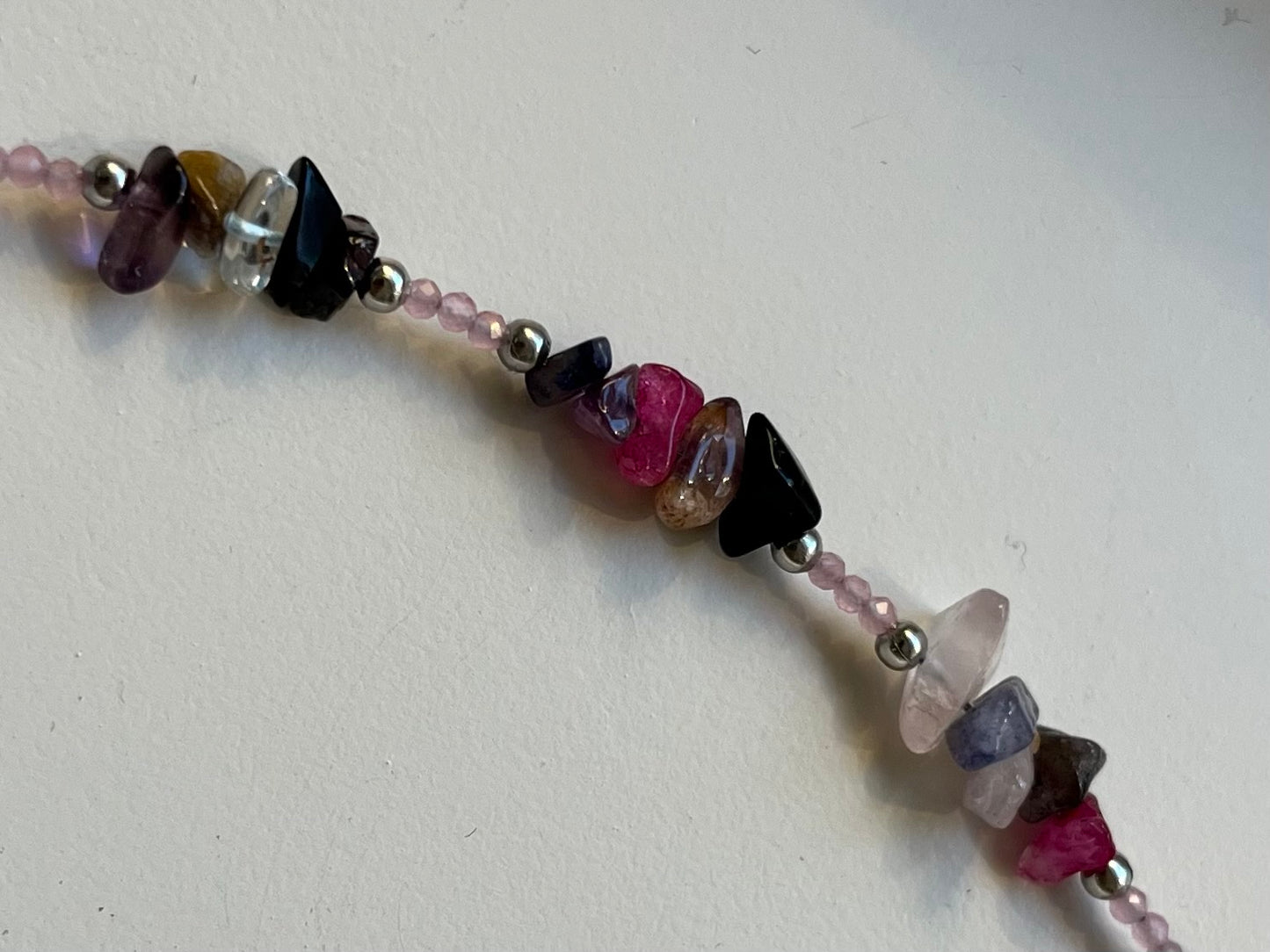 Handgemachte asymmetrische Halskette mit Halbedelsteinperlen