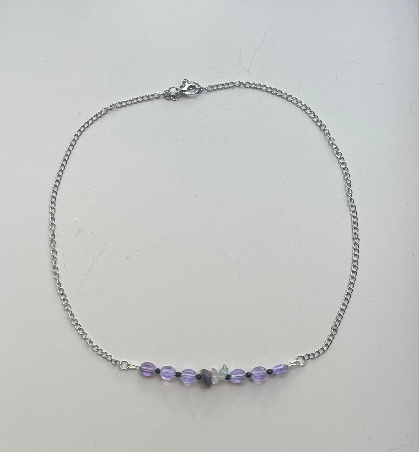 Handgemachte Halskette mit Halbedelsteinen und lila Perlen