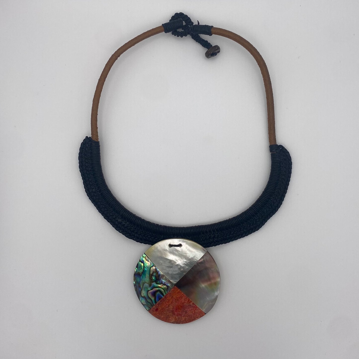 Kette mit Perlmutt-Amulett