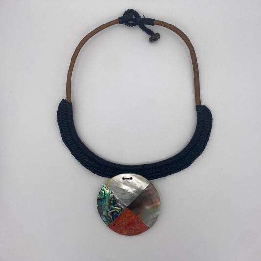Kette mit Perlmutt-Amulett