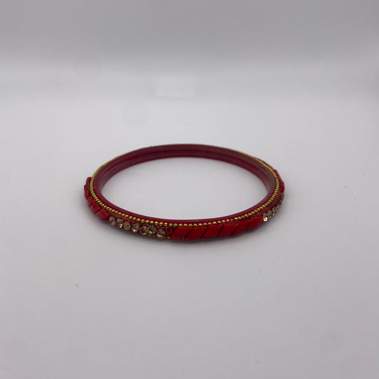 Roter Armreif/Bangle mit Verzierungen