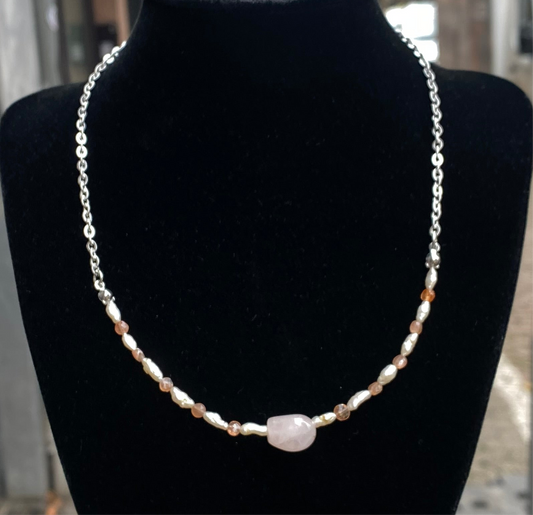 Zarte Kette mit Perlen, Erdbeerquarz und Rosenquarz