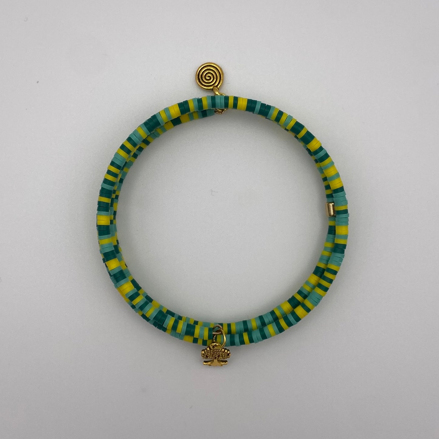 Grün/Gelber Spiralarmreif mit Charms