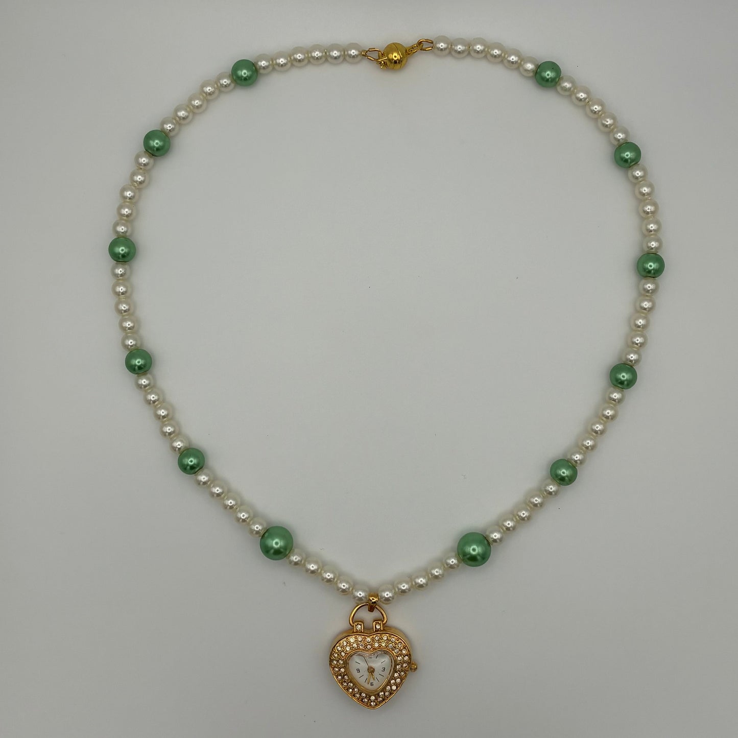 Handgemachte Halskette mit Perlen und goldfarbener Uhr