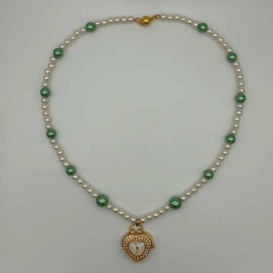 Handgemachte Halskette mit Perlen und goldfarbener Uhr