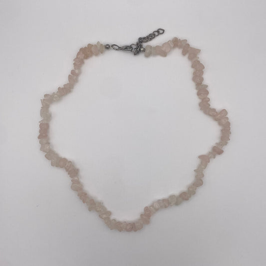 Halskette mit Rosenquarzsplittern