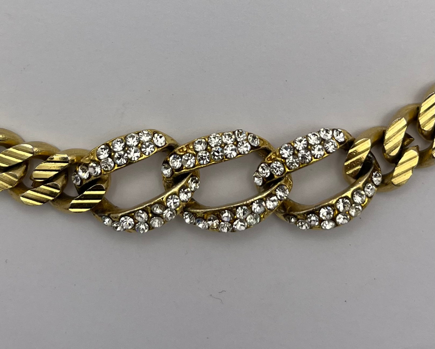 Goldfarbene Gliederkette mit Glitzersteinchen