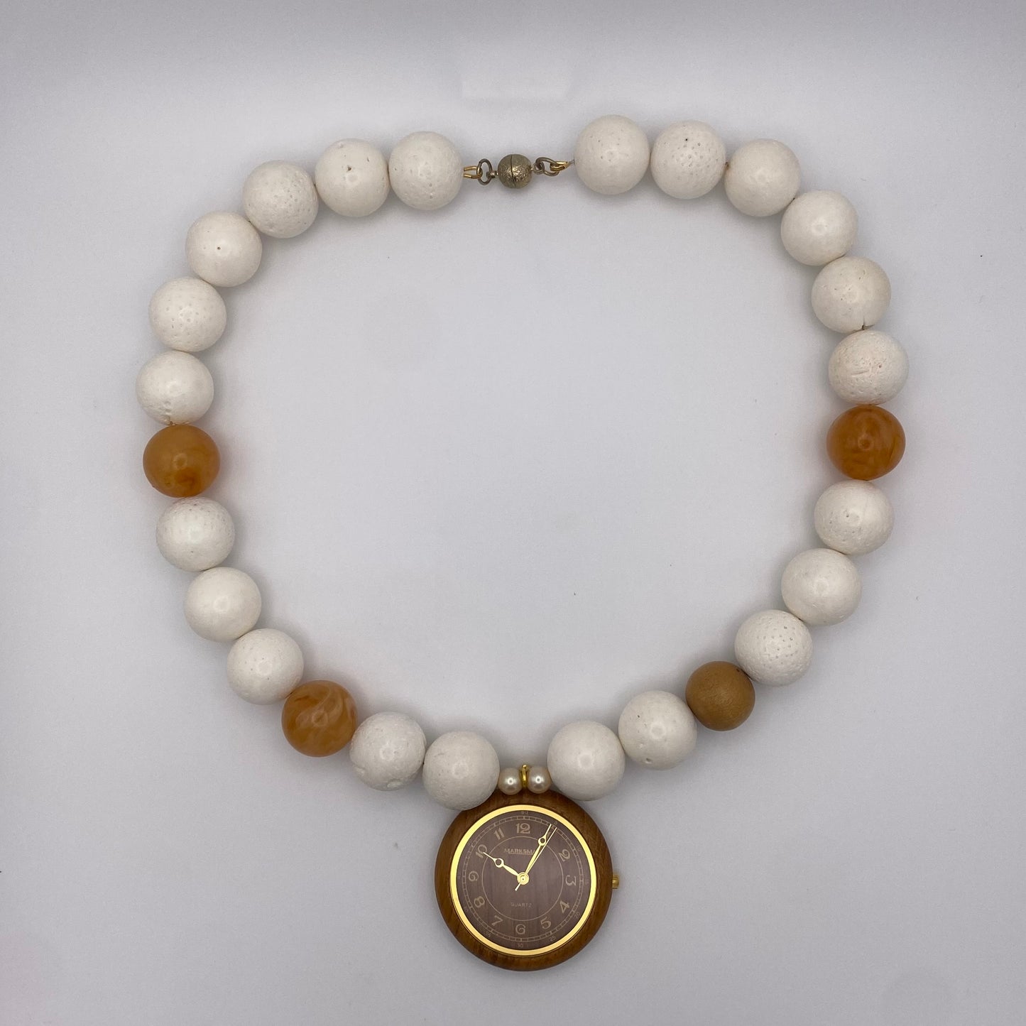 Handgemachtes Collier mit Uhr, natürlicher Koralle und recycelten Vintageperlen