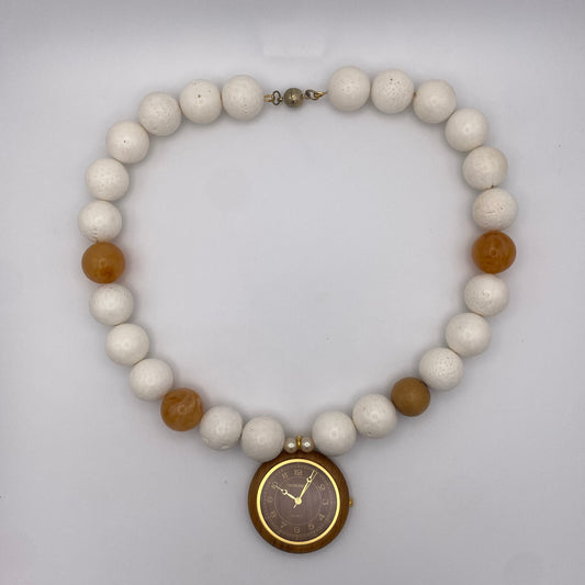 Handgemachtes Collier mit Uhr, natürlicher Koralle und recycelten Vintageperlen