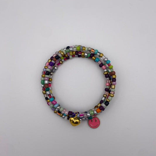 Bunter Spiralarmreif mit pinkem Smiley