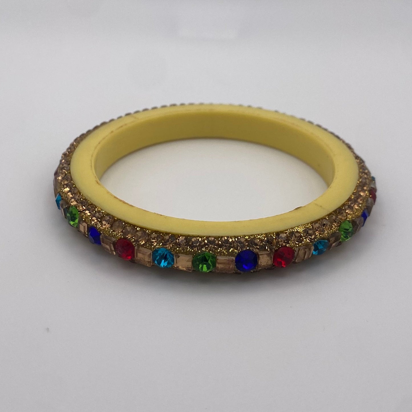 Armreif mit bunten Glitzersteinen